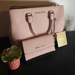 Michael Kors Purse w/ matching wallet